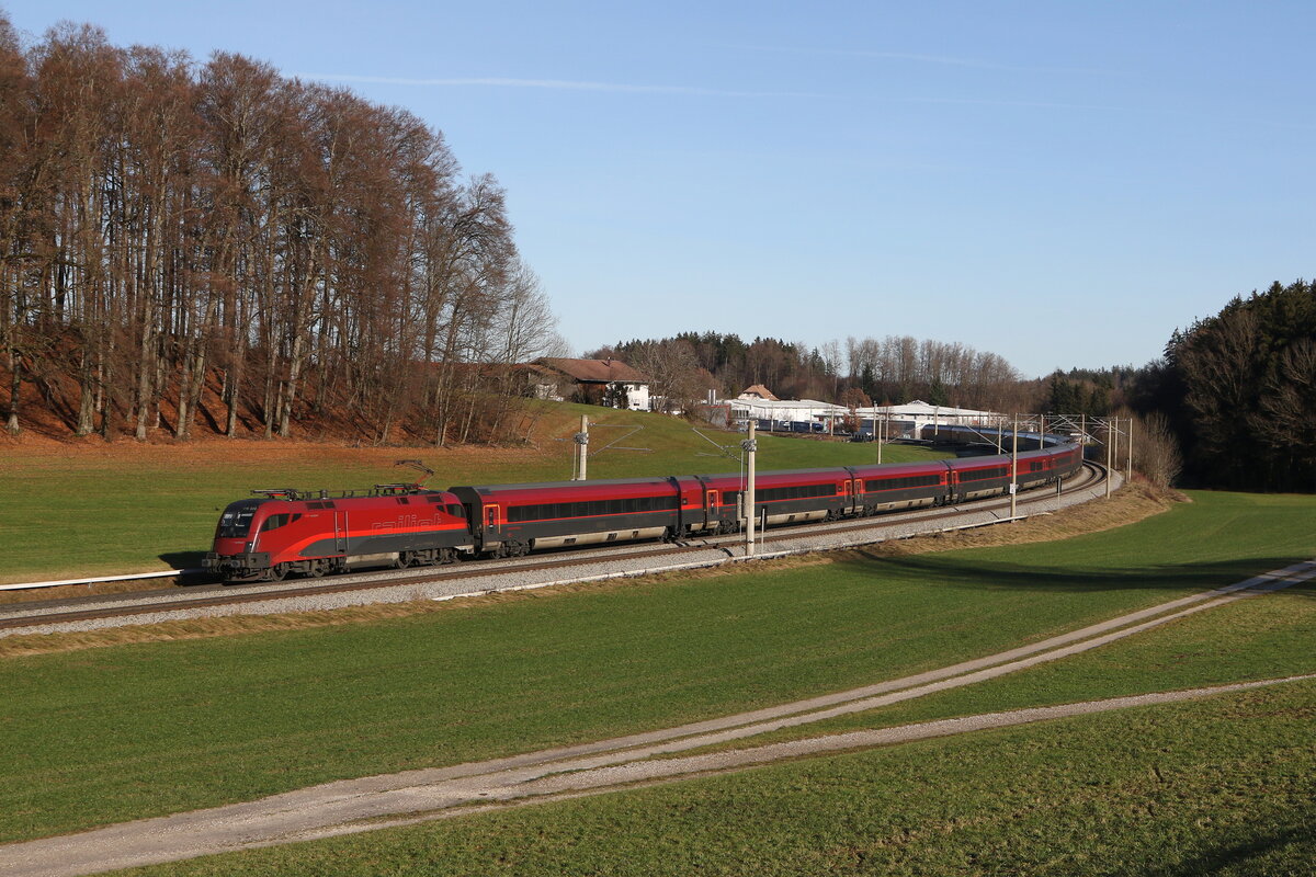 1116 220 war am 17. Dezember 2023 bei Axdorf in Richtung Rosenheim unterwegs.