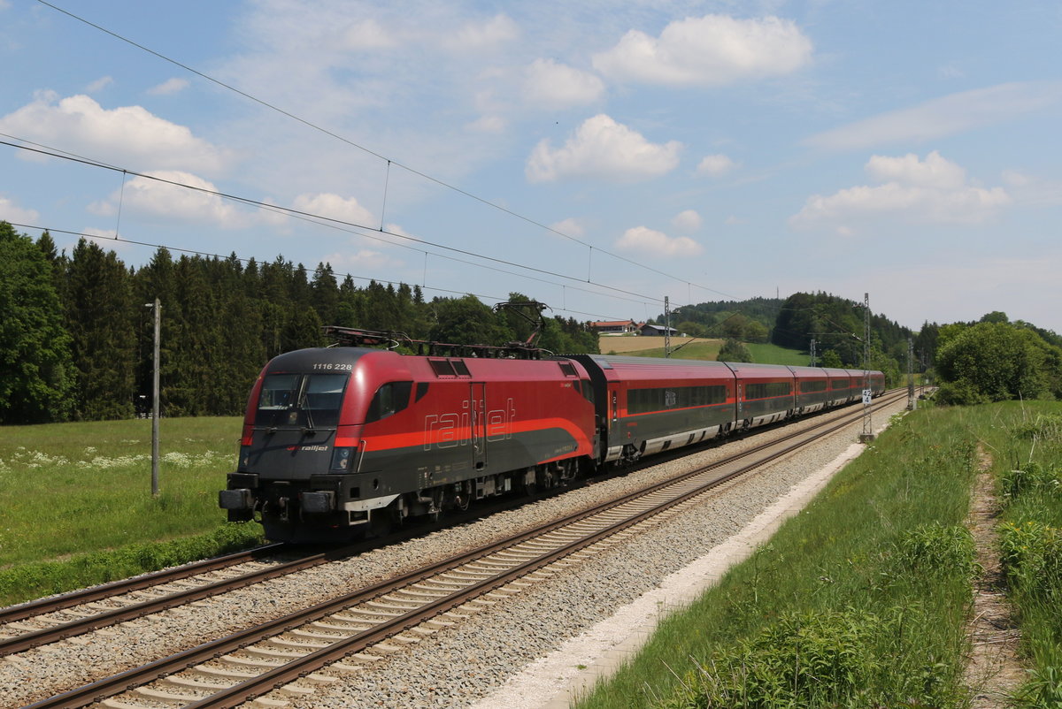 1116 228 aus Salzburg kommend am 19. Mai 2020 bei Grabenst�tt.