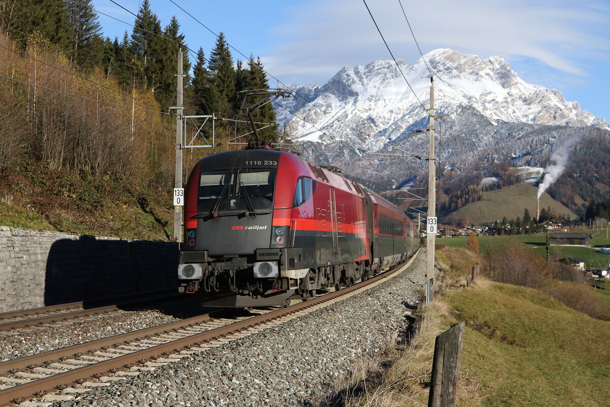 1116 233 schob am 23. November 2023 einen Railjet bei Pfaffenschwend in Richtung Schwarzach St. Veit.