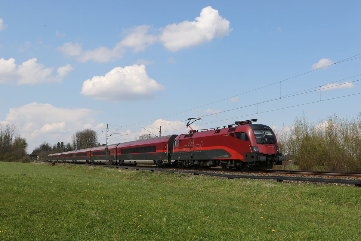 1116 235 war am 21. April 2021 bei Brannenburg um Inntal in Richtung Innsbruck unterwegs.