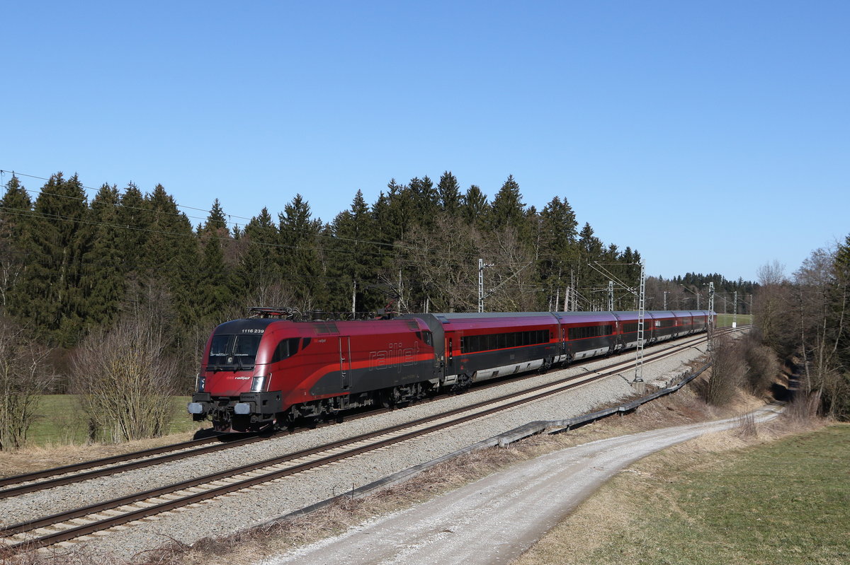1116 239 mit einem Railjet am 1. M�rz 2021 bei Grabenst�tt.