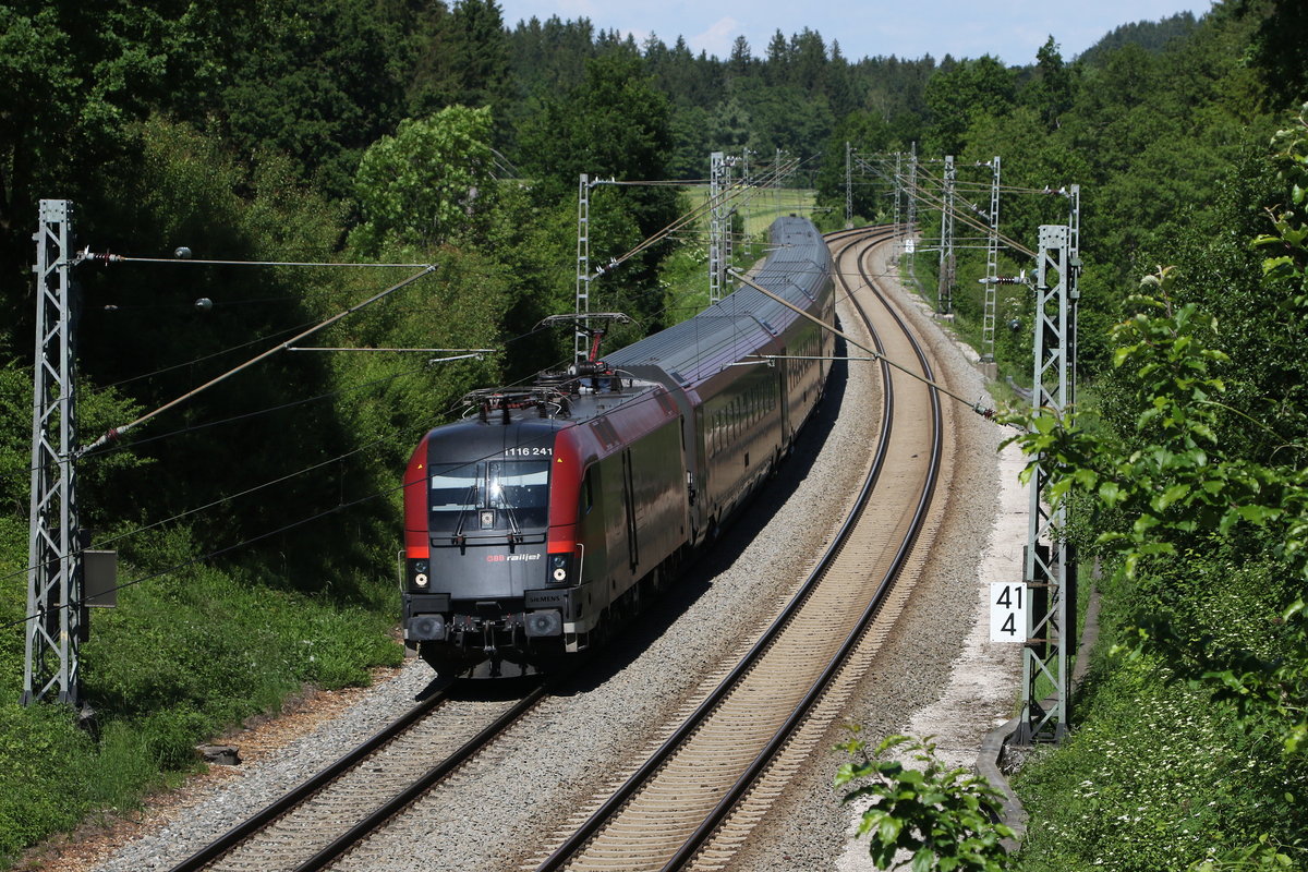 1116 241 aus Salzburg kommend am 2. Juni 2020 bei Grabenst�tt.