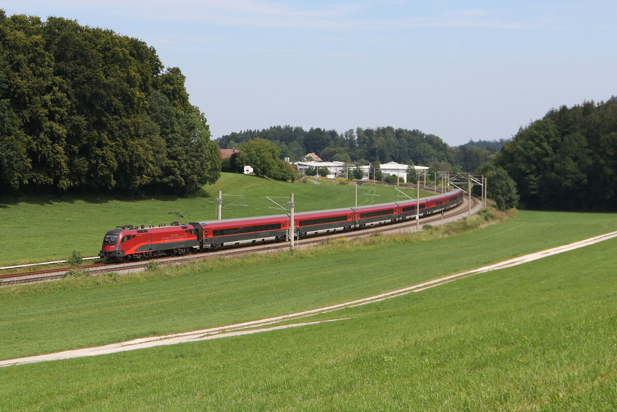 1116 243 war am 26. August 2025 bei Axdorf in Richtung Rosenheim unterwegs.