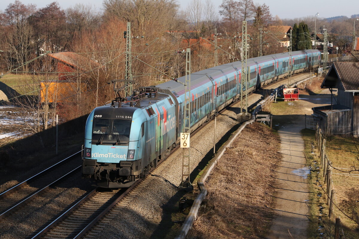 1116 244 war am 16. Januar 2022 mit dem  Klima-Railjet  bei �bersee am Chiemsee in Richtung Salzburg unterwegs.