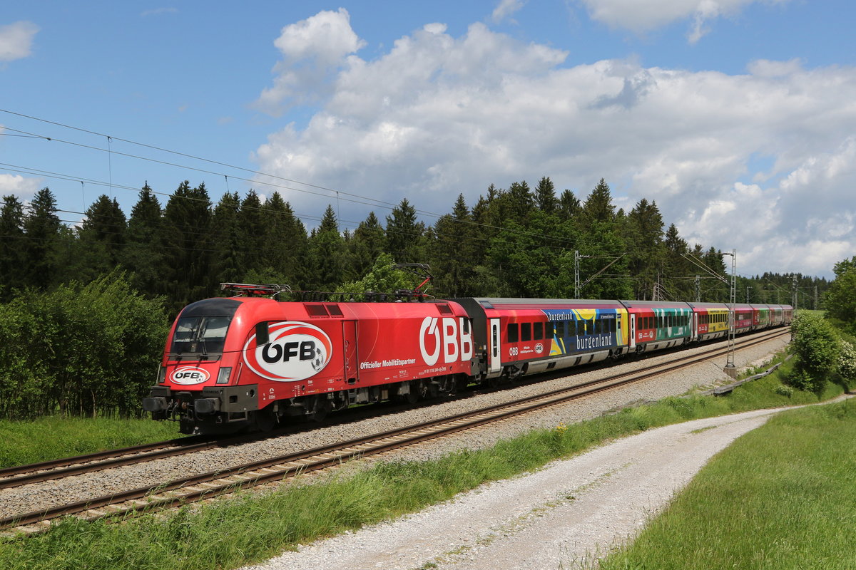 1116 249 mit dem  �FB-Railjet  aus Salzburg kommend am 24. Mai 20220 bei Grabenst�tt im Chiemgau.