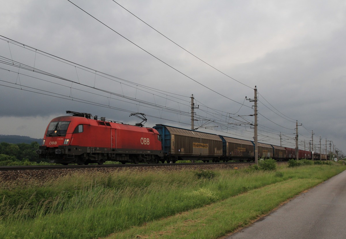 1116 259-e mit einem G�terzug aus St. P�lten kommend am 29. Mai 2014 bei Gro�sierning.