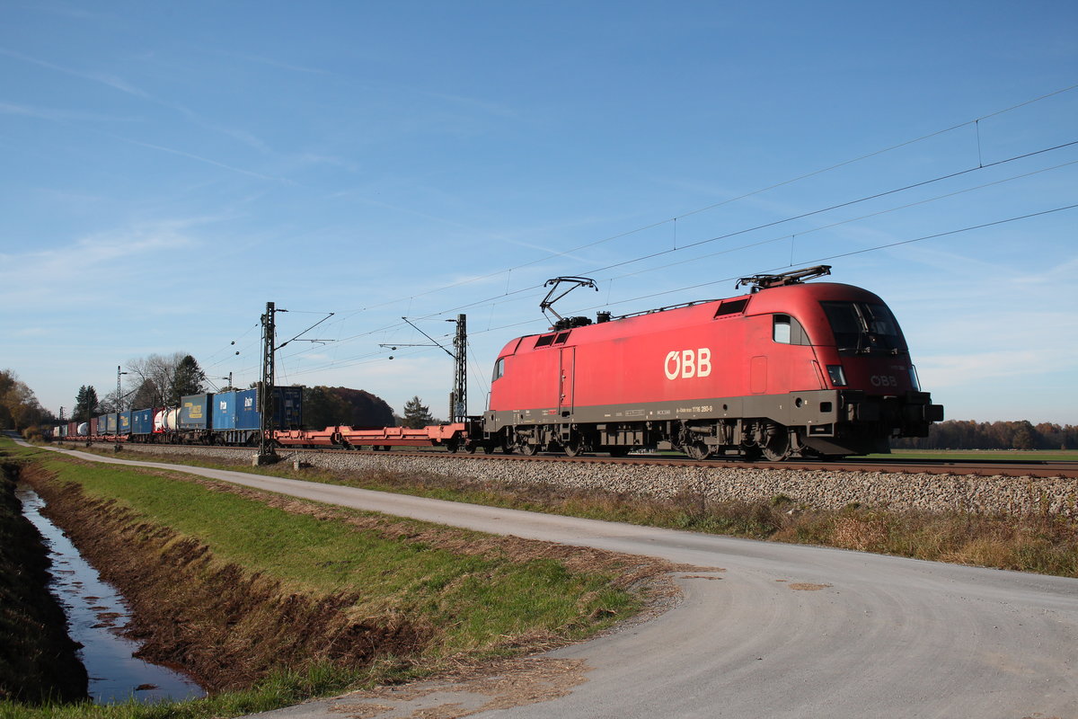 1116 280-9 mit einem Containerzug am 1. November 2016 bei �bersee.