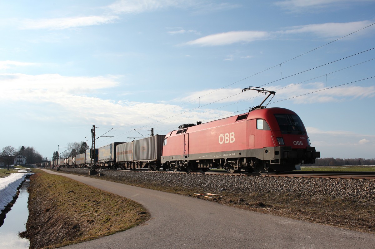 1116 281-7 war am 27. Februar 2015 mit einem G�terzug bei �bersee in Richtung Salzburg unterwegs.