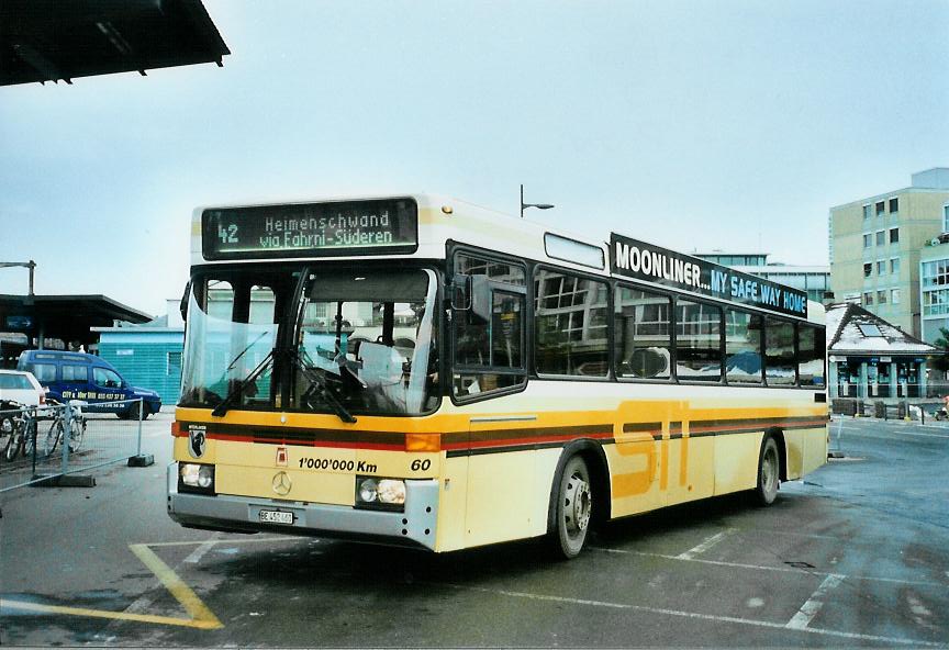 (111'736) - STI Thun - Nr. 60/BE 452'460 - Mercedes/R&J am 26. Oktober 2008 beim Bahnhof Thun (prov. Haltestelle)