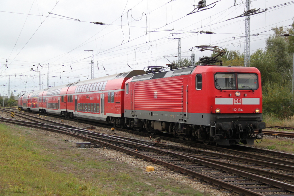112 104+112 101(hinten)mit RE 4356 von W�nsdorf-Waldstadt nach Rostock Hbf bei der Einfahrt im Rostocker Hbf.07.10.2016