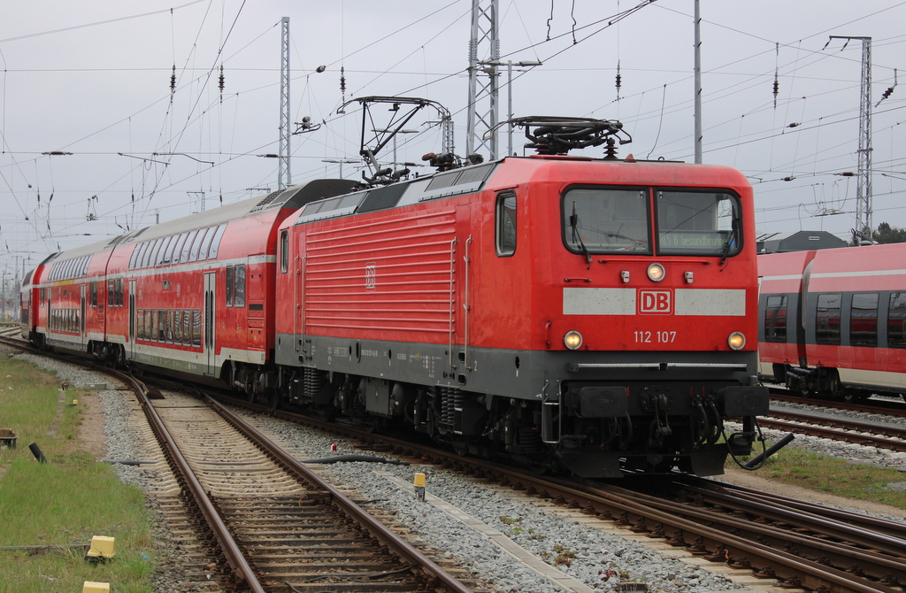 112 107 mit RE 5 von Rostock Hbf nach Berlin Gesundbrunnen bei der Bereitstellung im Rostocker Hbf.11.04.2025