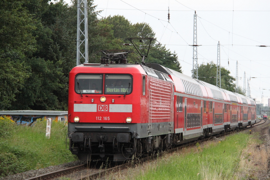 112 165 mit RE 18491(Warnem�nde-Berlin Hbf(tief)bei der Durchfahrt am Abend des 13.08.2016 in Rostock-Bramow.