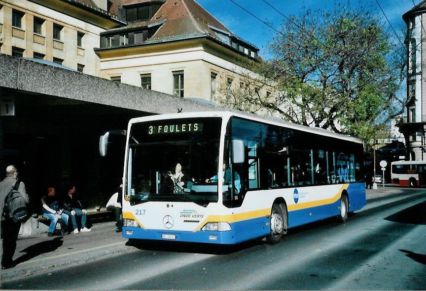 (112'015) - TC La Chaux-de-Fonds - Nr. 217/NE 49'217 - Mercedes am 10. November 2008 beim Bahnhof La Chaux-de-Fonds