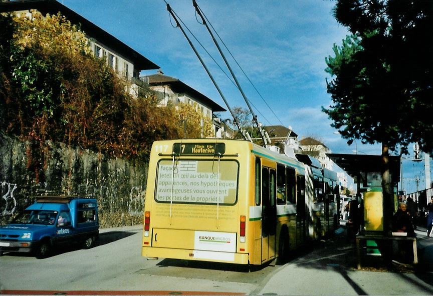 (112'034) - TN Neuchtel - Nr. 117 - NAW/Hess Gelenktrolleybus am 10. November 2008 beim Bahnhof Neuchtel