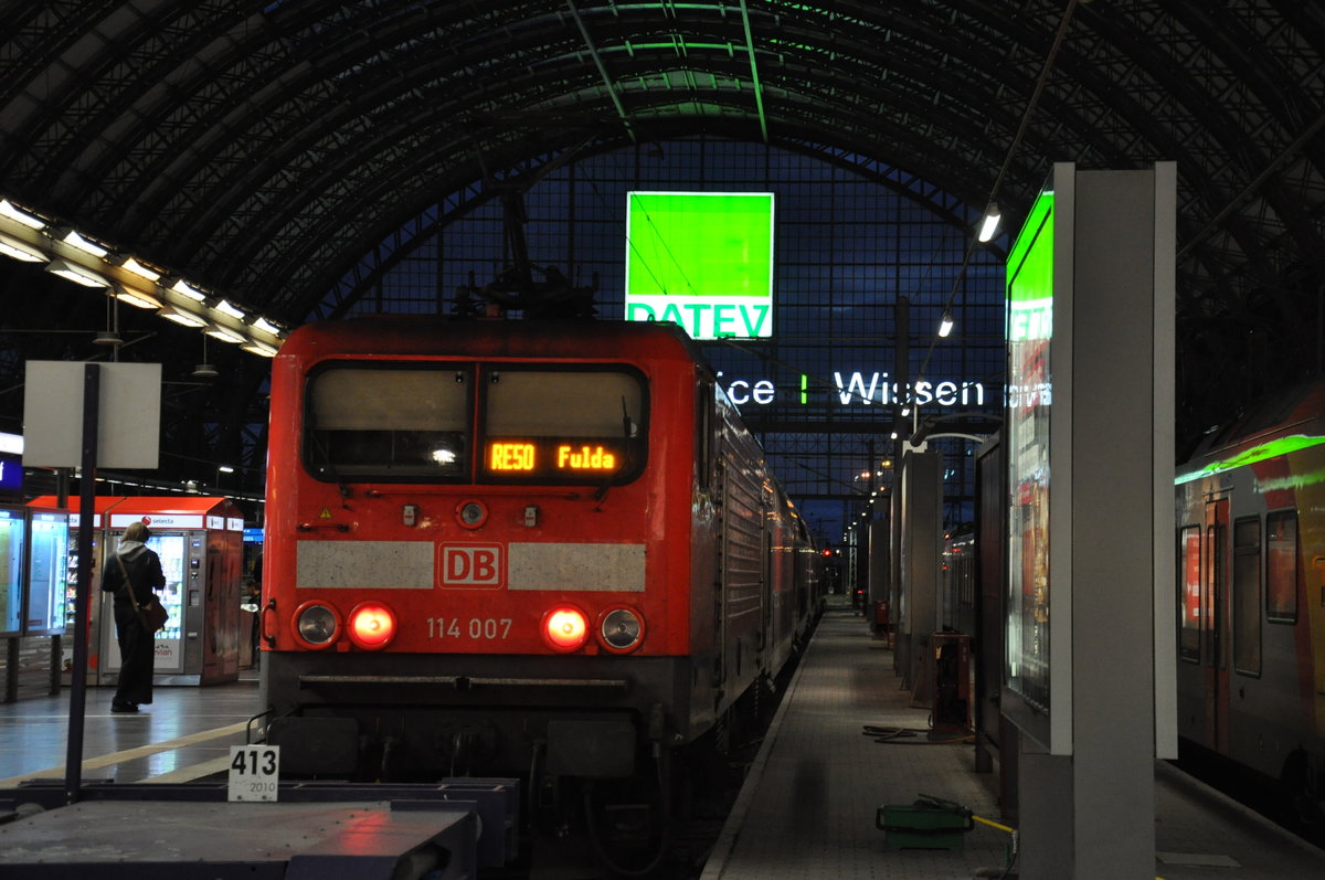 114 007 steht am 09.09.2017 im Frankfurter Hbf und wartet auf die Abfahrt als RE50 nach Fulda.