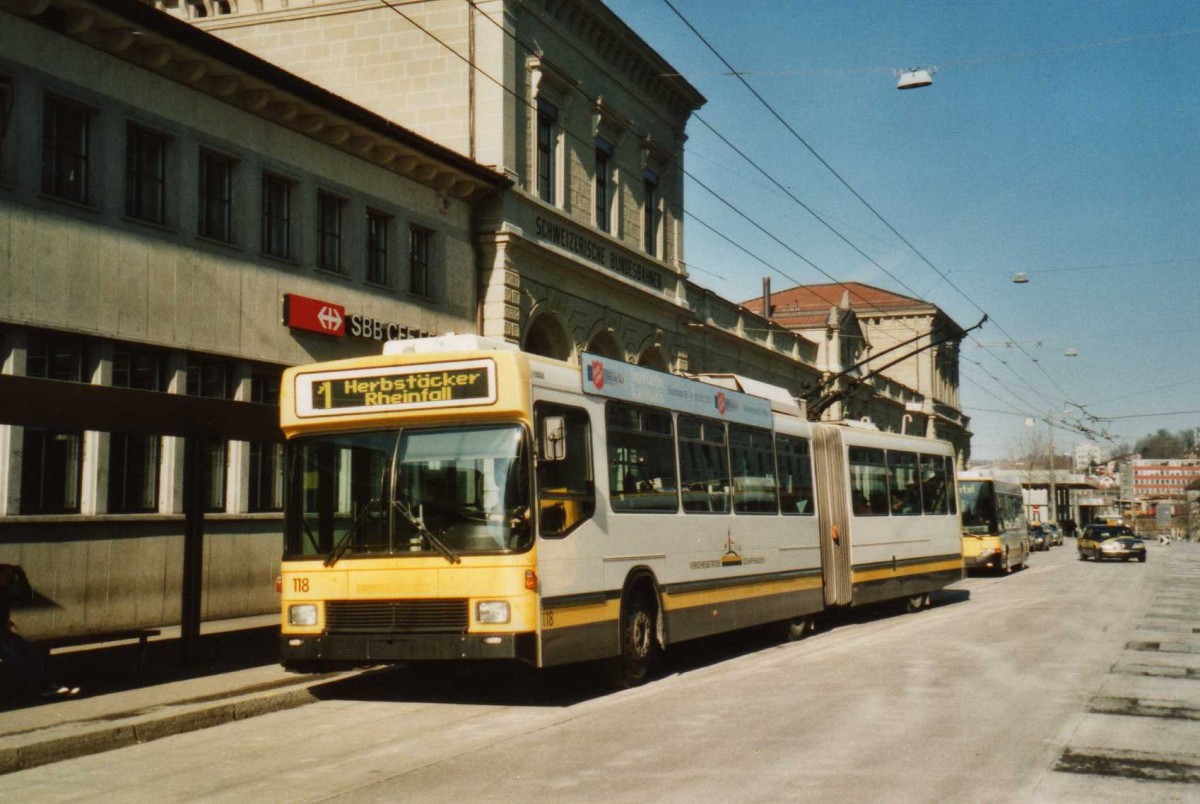 (114'605) - VBSH Schaffhausen - Nr. 118 - NAW/Hess Gelenktrolleybus am 18. Februar 2009 beim Bahnhof Schaffhausen