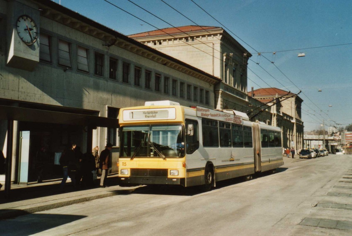 (114'608) - VBSH Schaffhausen - Nr. 115 - NAW/Hess Gelenktrolleybus am 18. Februar 2009 beim Bahnhof Schaffhausen