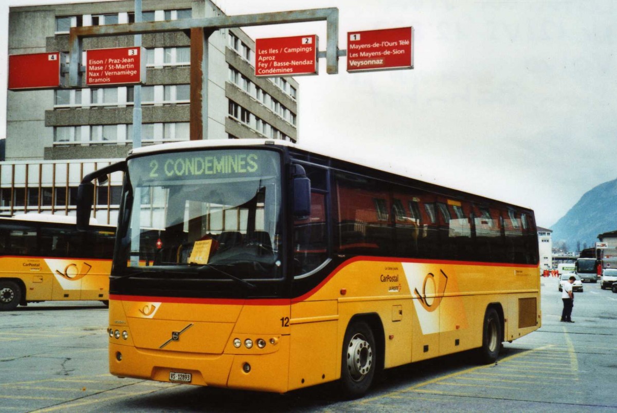 (115'537) - Lathion, Sion - Nr. 12/VS 12'893 - Volvo am 30. Mrz 2009 beim Bahnhof Sion