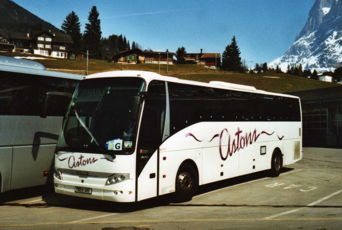 (115'734) - Aus England: Astons, Worcester - YN54 ARF - Scania/Berkhof am 5. April 2009 in Grindelwald, Grund