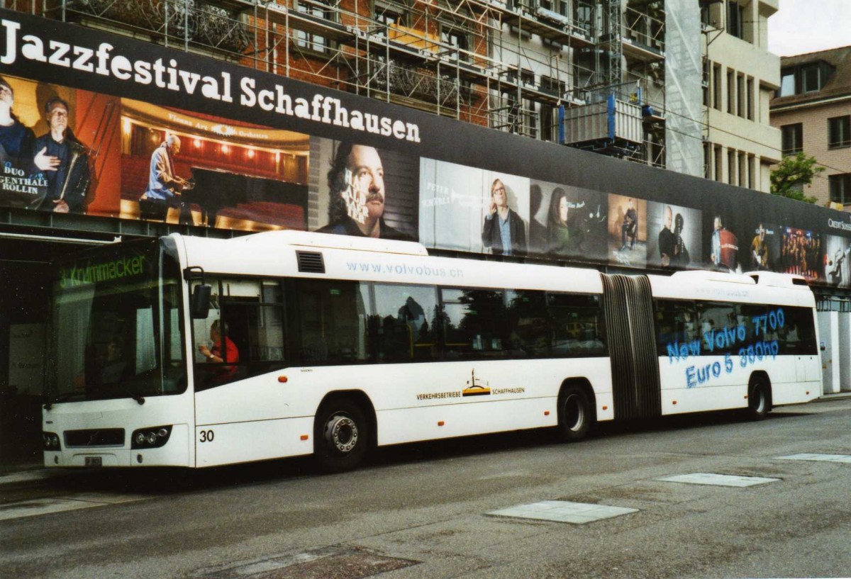 (117'232) - VBSH Schaffhausen - Nr. 30/SH 38'030 - Volvo (ex Vorfhrfahrzeug) am 6. Juni 2009 beim Bahnhof Schaffhausen