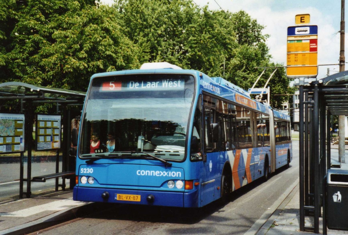 (118'132) - Connexxion - Nr. 5230/BL-VX-87 - Berkhof Gelenktrolleybus am 5. Juli 2009 beim Bahnhof Arnhem