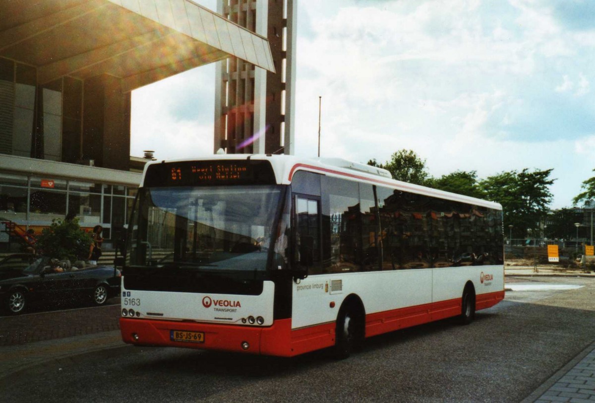 (118'316) - VEOLIA - Nr. 5163/BS-JS-69 - VDL Berkhof am 5. Juli 2009 beim Bahnhof Venlo