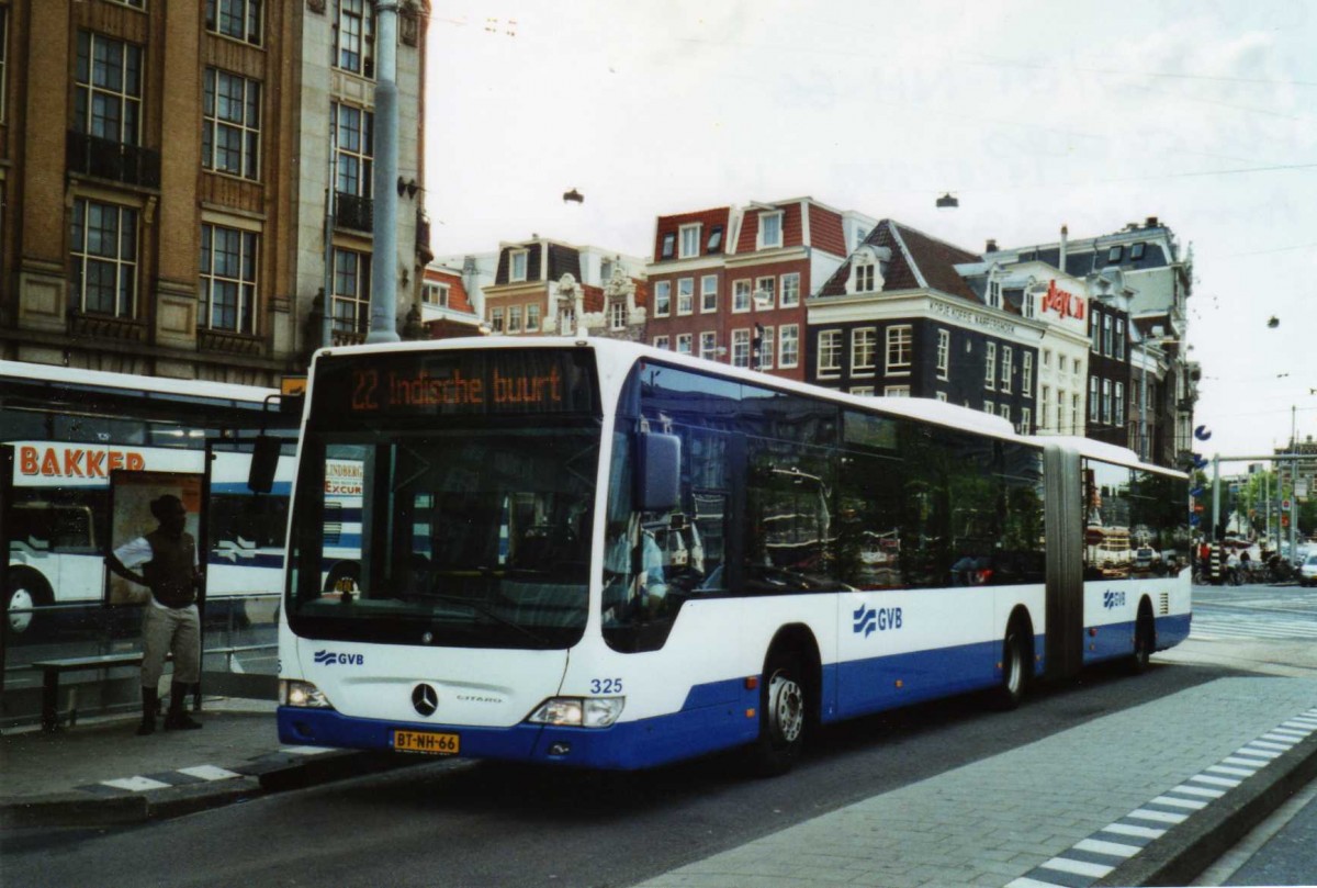 (118'335) - GVB Amsterdam - Nr. 325/BT-NH-66 - Mercedes am 6. Juli 2009 beim Bahnhof Amsterdam