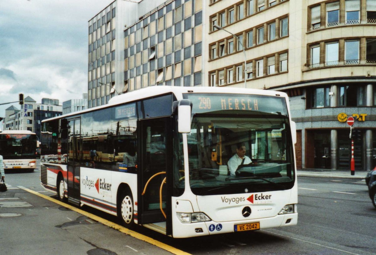 (118'737) - Ecker, Steinsel - VE 2042 - Mercedes am 8. Juli 2009 beim Bahnhof Luxembourg