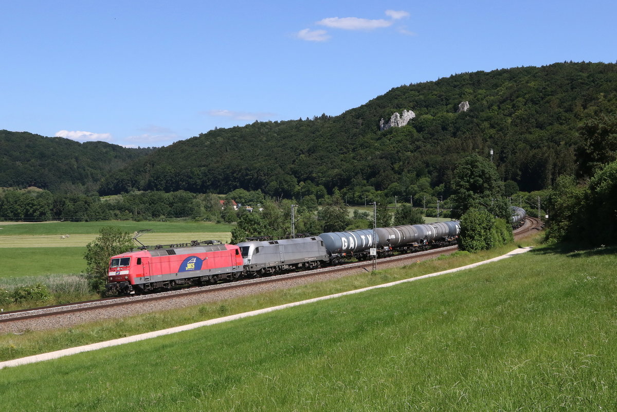 120 145 von  Widmer Rail Service  und 182 600 mit einem Kesselwagenzug aus Ingolstadt kommend am 24. Juni 2020 bei Dollnstein im Altm�hltal.