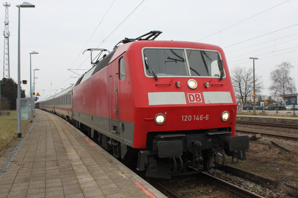 120 146-6 mit IC 2301(Warnemünde-München)kurz vor der Ausfahrt im Bahnhof Warnemünde.12.02.2017