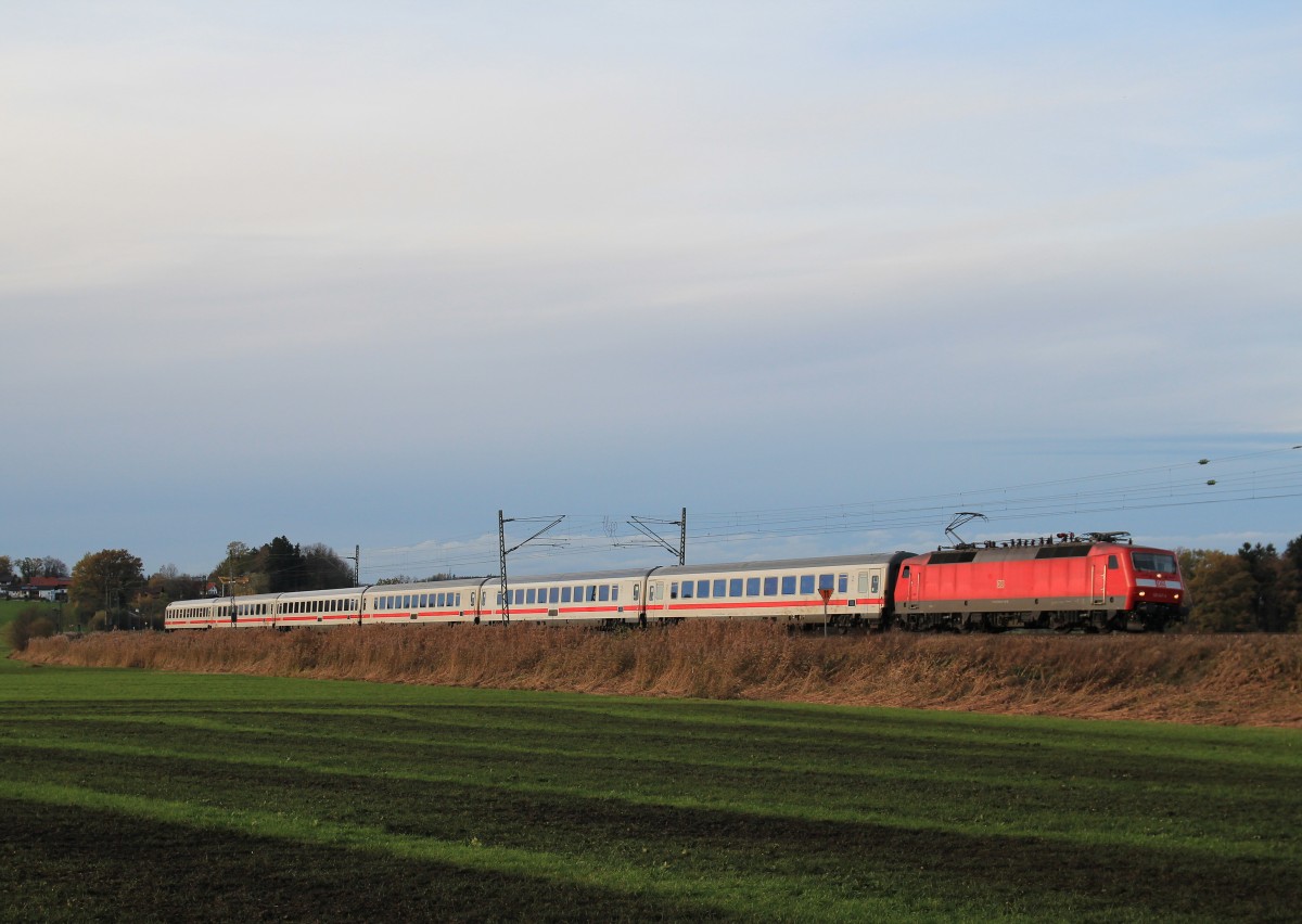 120 147-7 am 8. November 2013 mit dem  IC K�nigssee  bei Weisham.