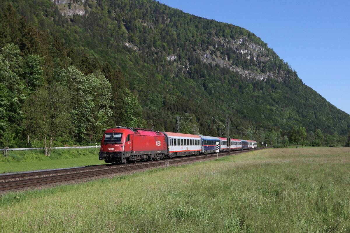 1216 009 mit einem  EC  aus M�nchen kommend am 14. Mai 2024 bei Niederaudorf im Inntal.