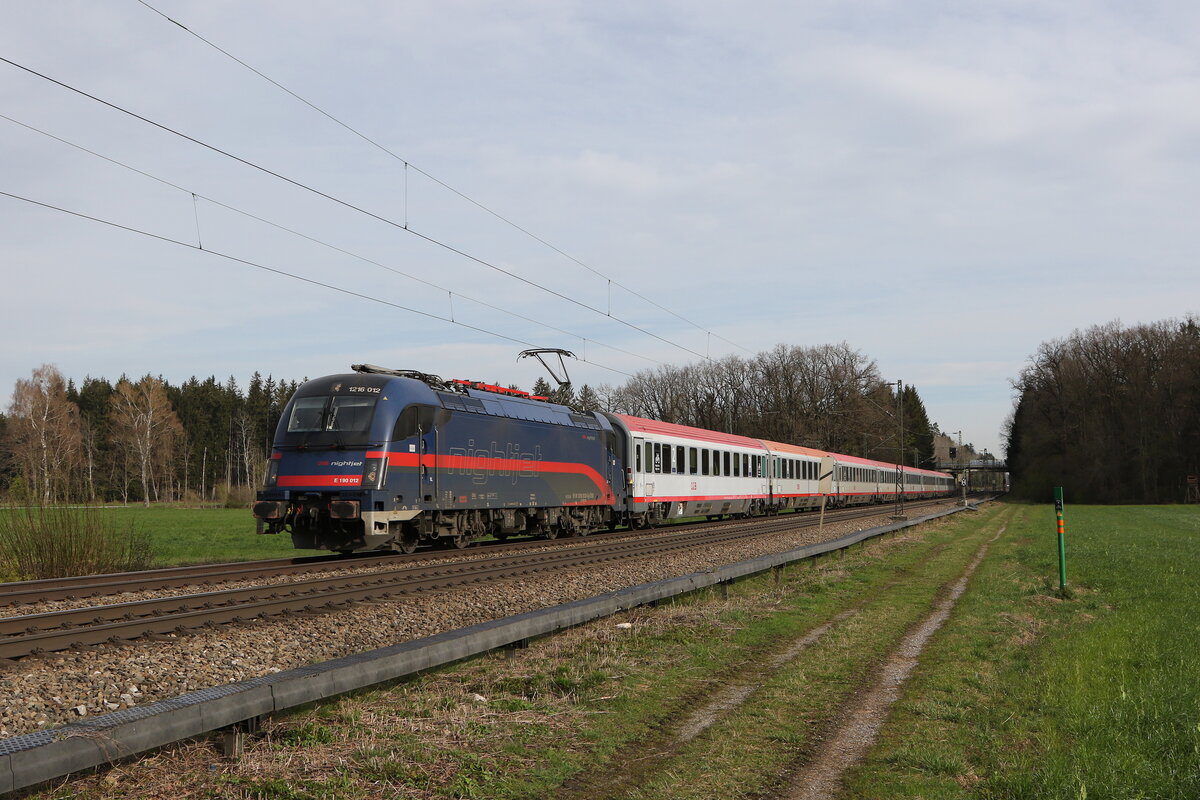1216 012 war mit einem  EC  am 26. M�rz 2024 bei Brannenburg in Richtung Brenner unterwegs.