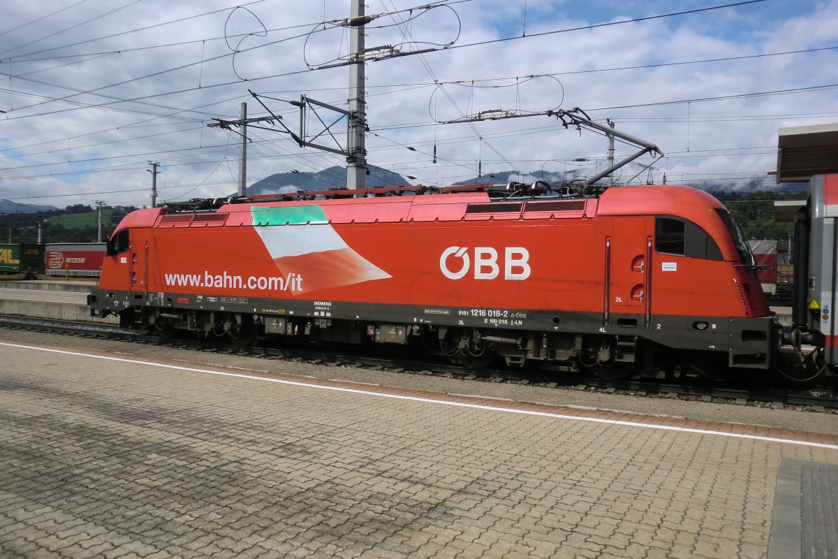 1216 018-2 am 9. September 2011 im Bahnhof von W�rgl.