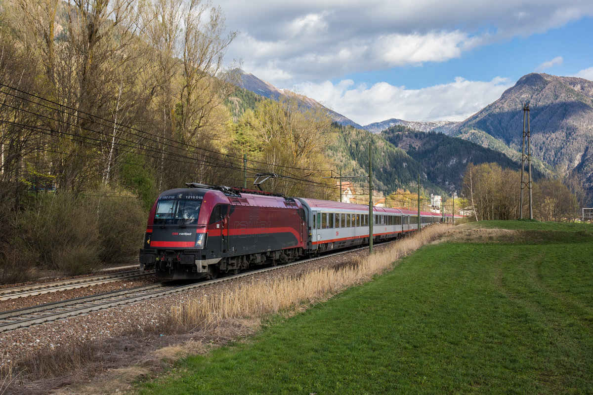 1216 018 mit einem EC aus Verona kommend am 7. April 2017 bei Freienfeld/Campo di Trens.