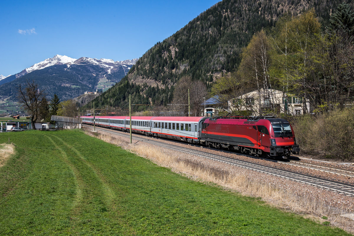 1216 018 mit einem EC vom Brenner kommend am 8. April 2017 bei Freienfeld/Campo di Trens in S�dtirol.