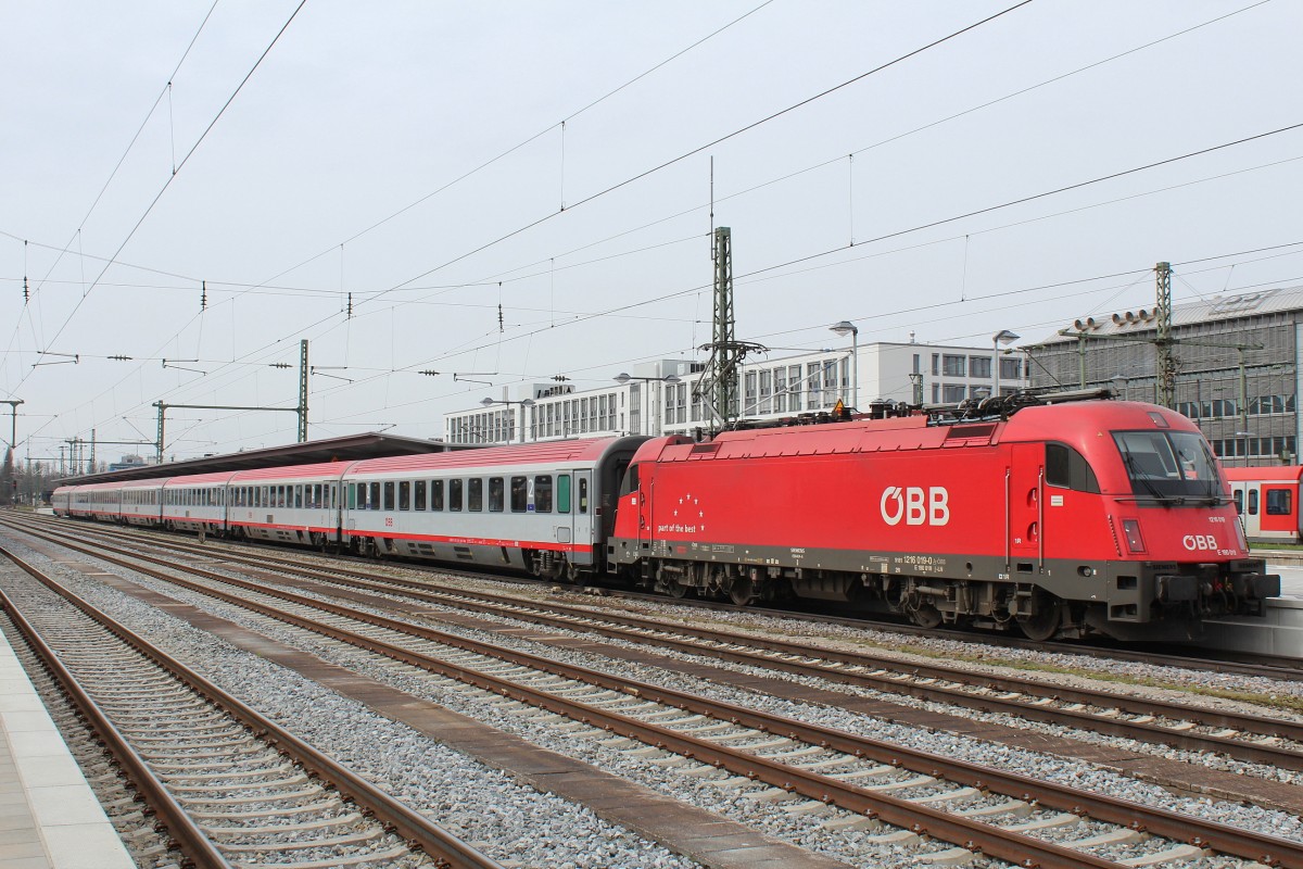 1216 019-0 am 9. April 2012 im Münchner Ostbahnhof.