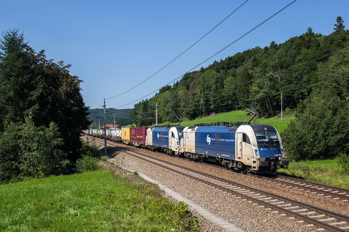 1216 953 und 1216 951 waren am 23. August 2017 bei Wernstein mit einem gemischten G�terzug unterwegs.