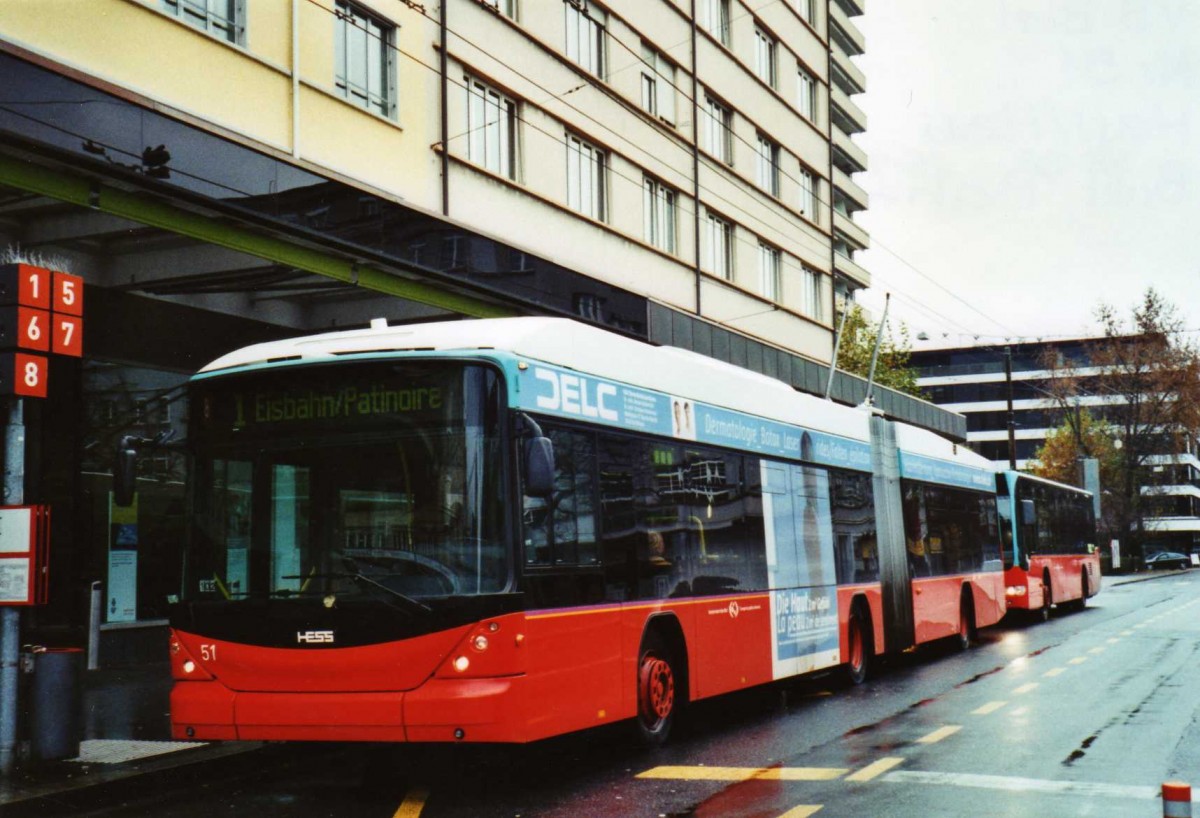 (122'019) - VB Biel - Nr. 51 - Hess/Hess Gelenktrolleybus am 16. November 2009 beim Bahnhof Biel