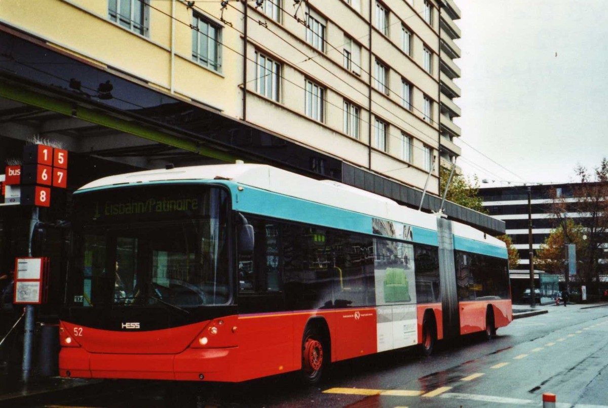 (122'026) - VB Biel - Nr. 52 - Hess/Hess Gelenktrolleybus am 16. November 2009 beim Bahnhof Biel