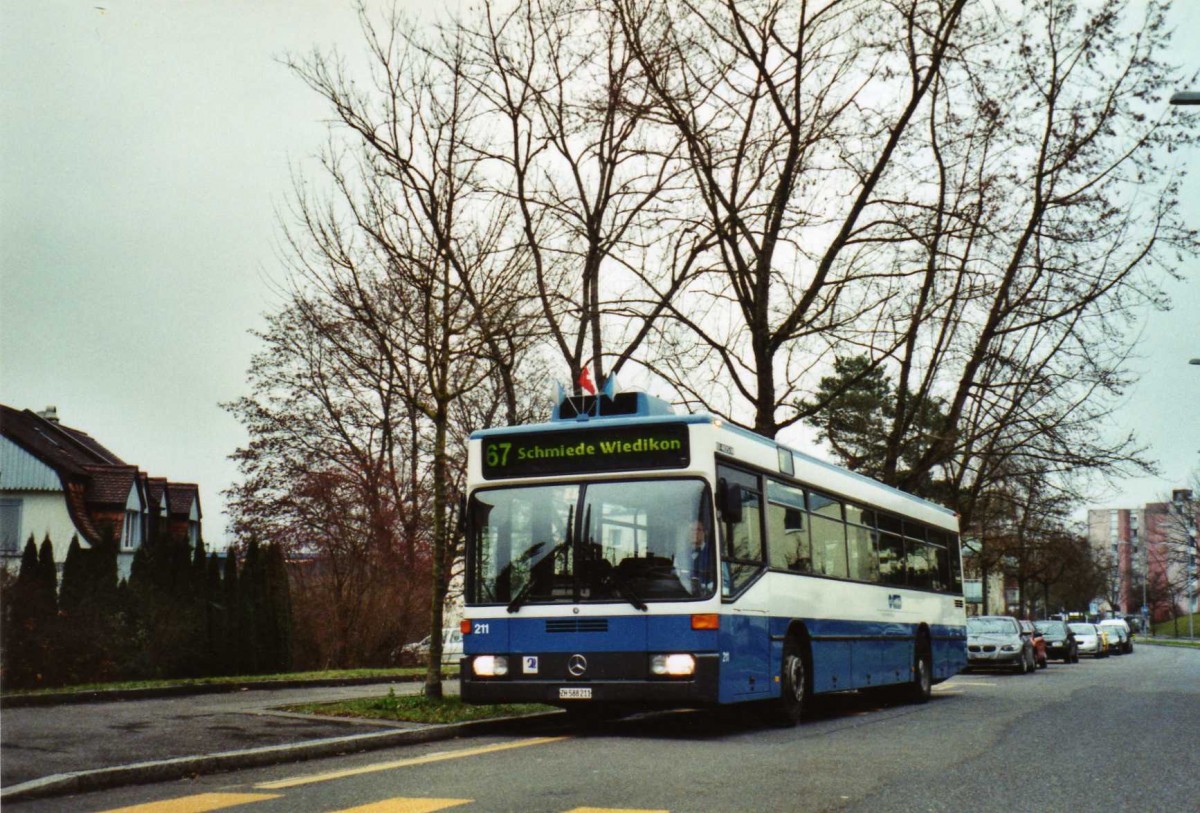 (122'930) - VBZ Zrich - Nr. 211/ZH 588'211 - Mercedes am 13. Dezember 2009 in Zrich, Dunkelhlzli