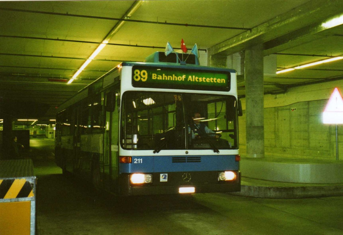 (123'017) - VBZ Zrich - Nr. 211/ZH 588'211 - Mercedes am 13. Dezember 2009 in Zrich, Sihlcity