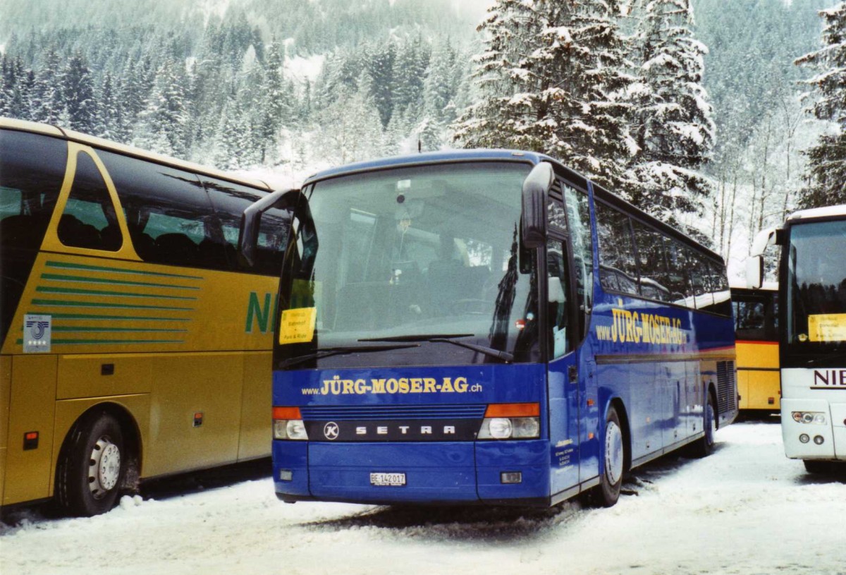 (123'715) - Moser, Teuffenthal - BE 142'017 - Setra (ex BE 336'192; ex AutoPostale Ticino-Moesano; ex P 26'001; ex Barenco, Faido) am 9. Januar 2010 in Adelboden, Unter dem Birg