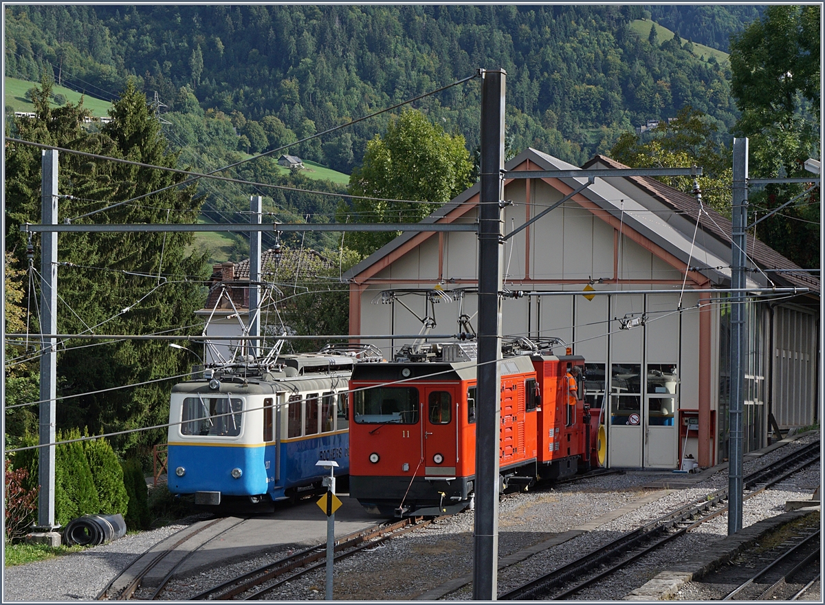 125 Jahre Glion Rochers de Naye - Der Bhe 2/4 207 und die Hem 2/2 mit der Xrot N° 4 warten beim Depot von Glion auf den baldigen Beginn der Jubiläumsparade. 
16. Sept. 2017