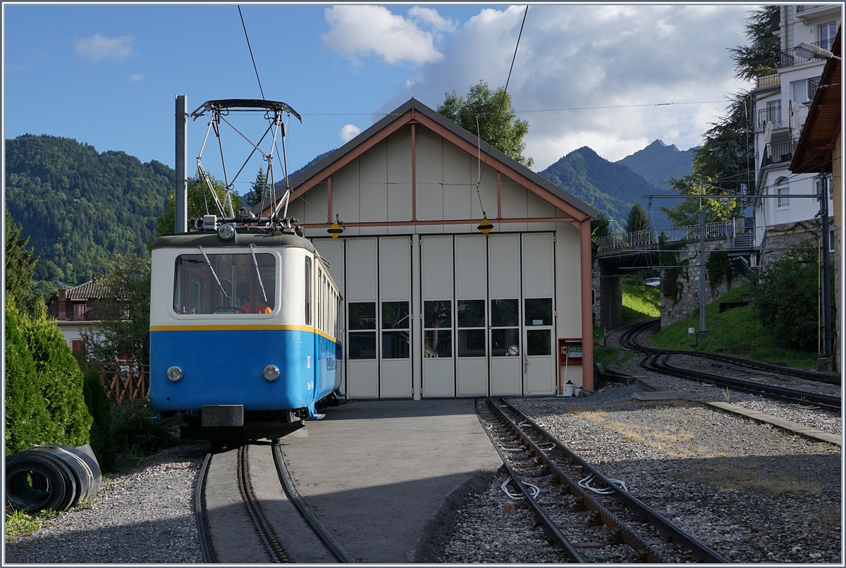 125 Jahre Glion Rochers de Naye - Der Bhe 2/4 207 bringt sich für die Parade in Glion beim Depot in Stellung. 
16. Sept. 2017