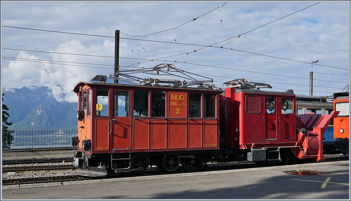 125 Jahre Glion Rochers de Naye - Am frühen Samstag Morgen zeigt sich in Glion die HGe 2/2 N° 2 mit der Xrot N° 3. Leider hat das Bundesamt für Verkehr jegliches bewegen der kleinen Lok untersagt, nicht einmal der Stromabnehmer durfte gehoben werden.
16. Sept. 2017