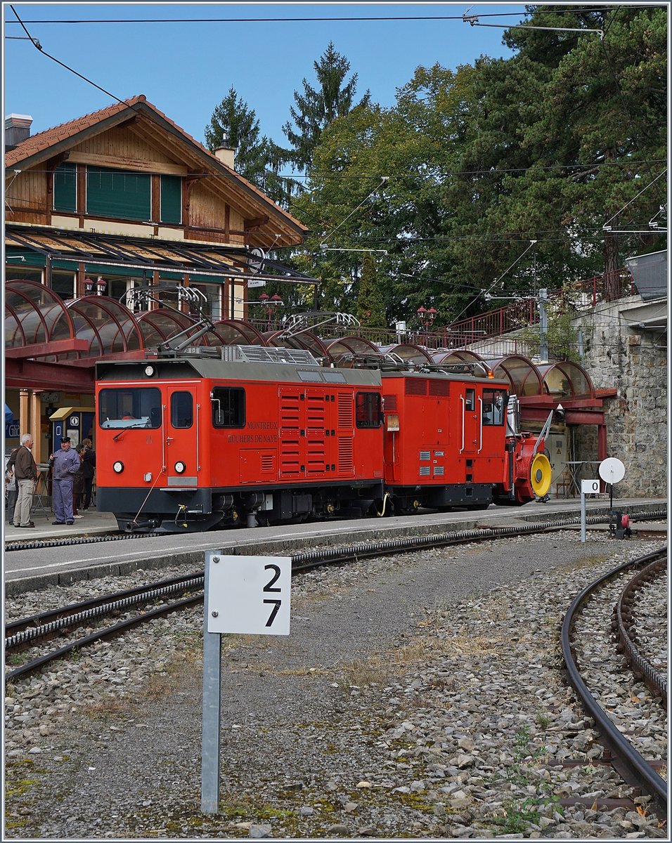 125 Jahre Rochers de Naye Bahn 1897 - 2017: die Feierlichkeiten zum Jubiläum 125 Jahre Rochers de Naye Bahn fanden Mitte September statt, unter anderem mit einer live kommentierten Fahrzeugparade in Glion. Modern ging es weiter mit dem vierten und letzten Programmpunkt: die Hem 2/2 N° 11 und den X rote 4. Im Gegensatz zu den anderen 80 cm Schamlspurbahnen wie die Brienz Rothorn Bahn BRB, die Schynige Platte Bahn SPB und die Monte Generoso Bahn MG verkehrt die Rochers de Naye Bahn ganzjährig, bis Haut-de-Caux sogar im Verbundtarif, und ist somit darauf angewiesen, auch bei widrigen Wetterverhältnissen ihre Dienste anbieten zu können, dafür - so der Kommentator - ist man mit der Hem 2/2 und der X rote 4 bestens gerüstet. 16. Sept. 2017