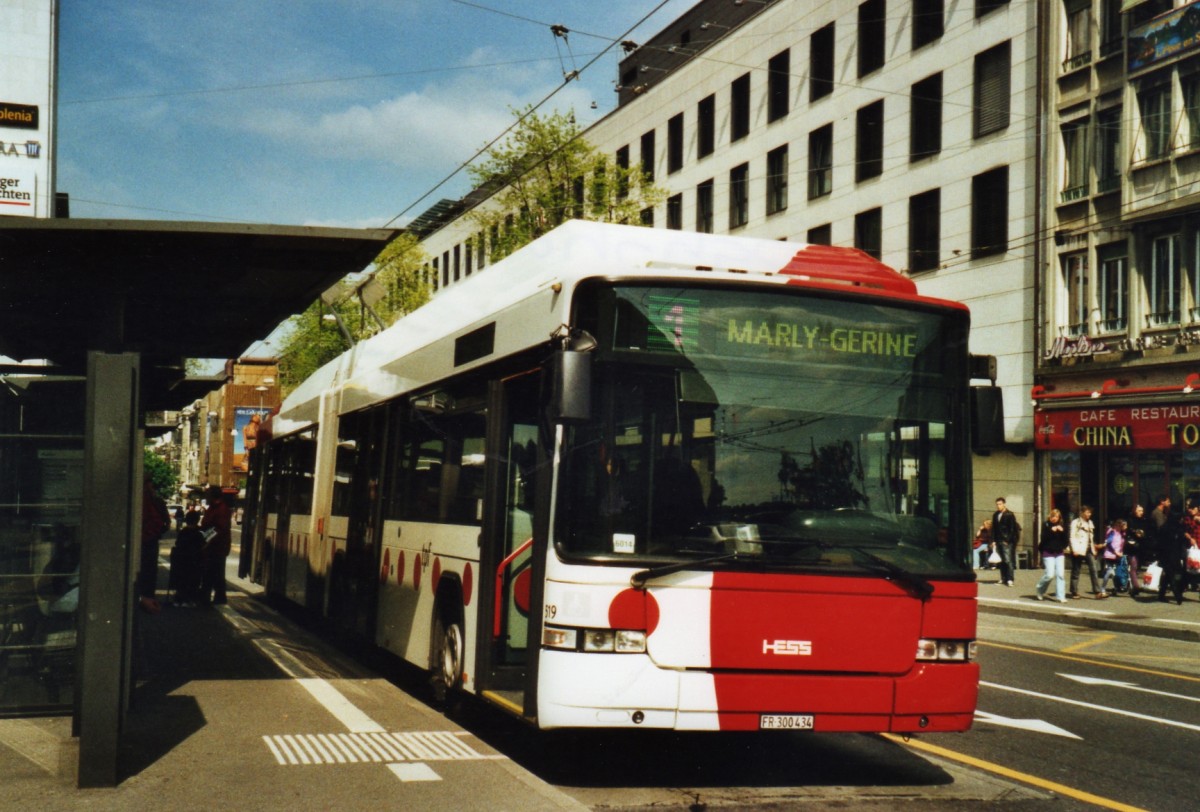 (126'406) - TPF Fribourg - Nr. 519/FR 300'434 - MAN/Hess Gelenkduobus am 19. Mai 2010 beim Bahnhof Fribourg