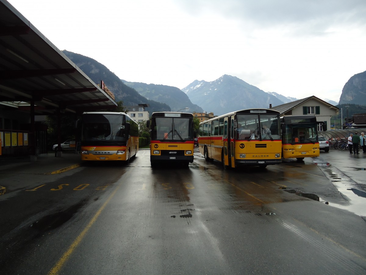 (127'517) - AVG Meiringen - Nr. 63/BE 401'263 - Setra + Nr. 68/BE 401'568 - NAW/Hess (ex P 24'454) + Nr. 74/BE 607'481 - Saurer/R&J (ex P 24'357) + Nr. 73/BE 171'453 - Neoplan (ex Selfors, Meiringen) am 4. Juli 2010 in Meiringen, Postautostation