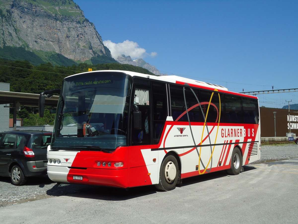 (128'253) - AS Engi - Nr. 10/GL 7710 - Neoplan am 7. August 2010 beim Bahnhof Schwanden